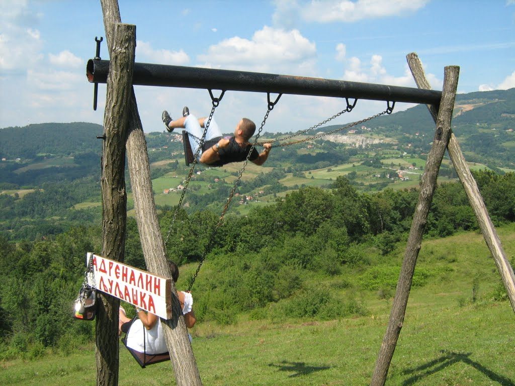 Adrenalin ljuljaška ispod natpisa Srpski Holywood.